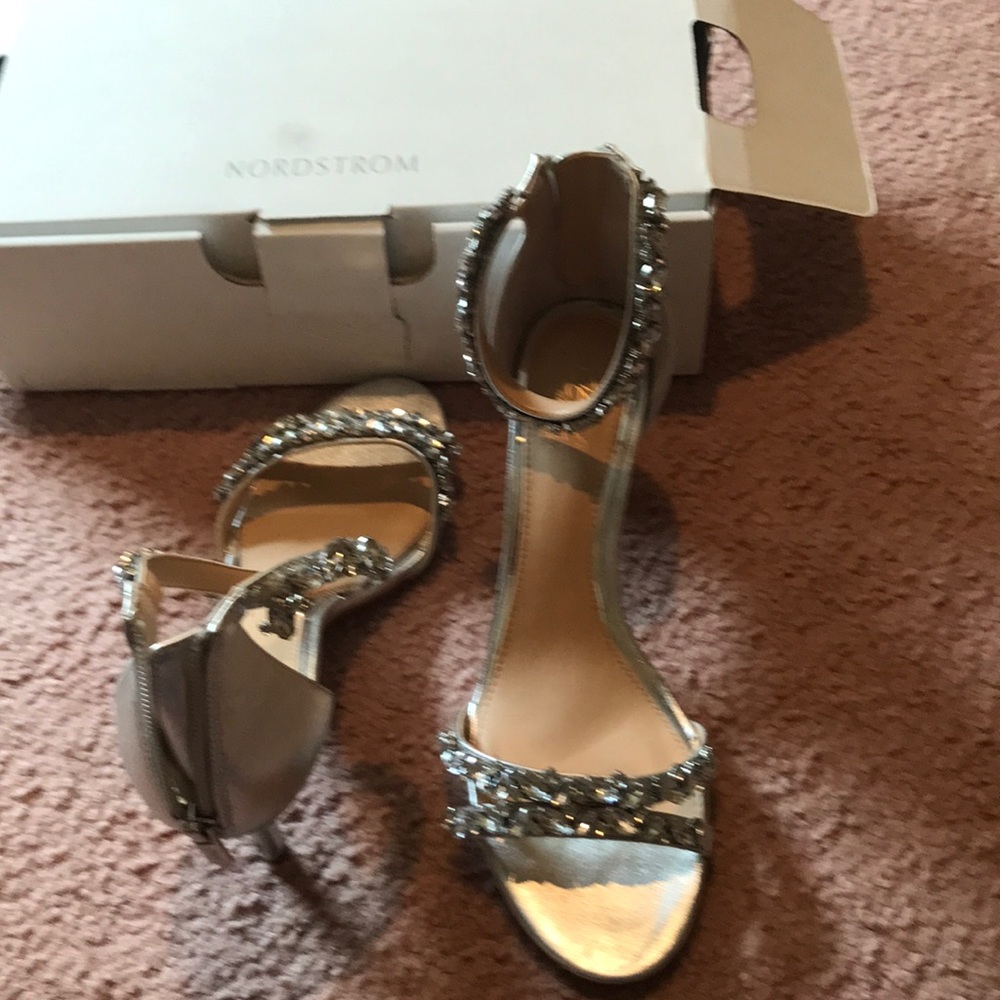 2 and 1/2 in sequins silver sandal